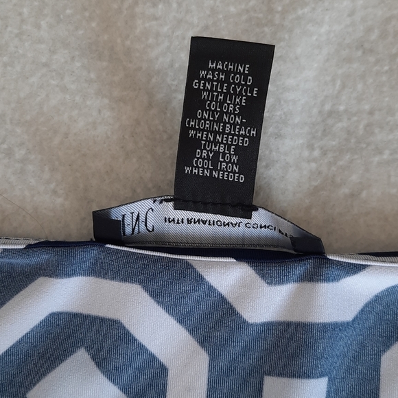 Blue and white geometric print dress - Picture 8 of 12